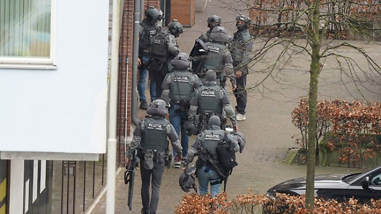 Einsatzkräfte der Polizei riegeln das Zentrum der niederländischen Stadt Ede mit einem Großaufgebot ab. 