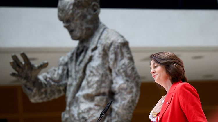 Katarina Barley spricht vor zwei Wochen vor einer Statue von Willy Brandt in der gleichnamigen SPD-Zentrale.