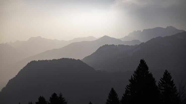 Durch den Wüstenstaub erscheint der Sonnenschein milchig und getrübt.