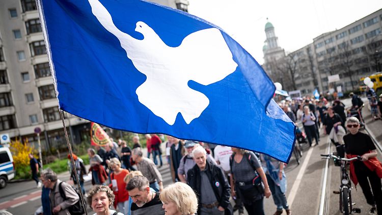 Teilnehmer der Ostermärsche und die Bundespolitik wollen Frieden. Wie der aussehen und zustande kommen soll, sehen die Beteiligten jedoch sehr unterschiedlich. 