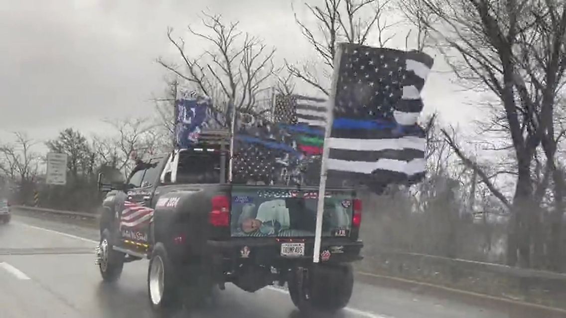 Ein Truck mit vielen Insignien - und einem scheinbar gefesselten Trump-Konkurrenten.