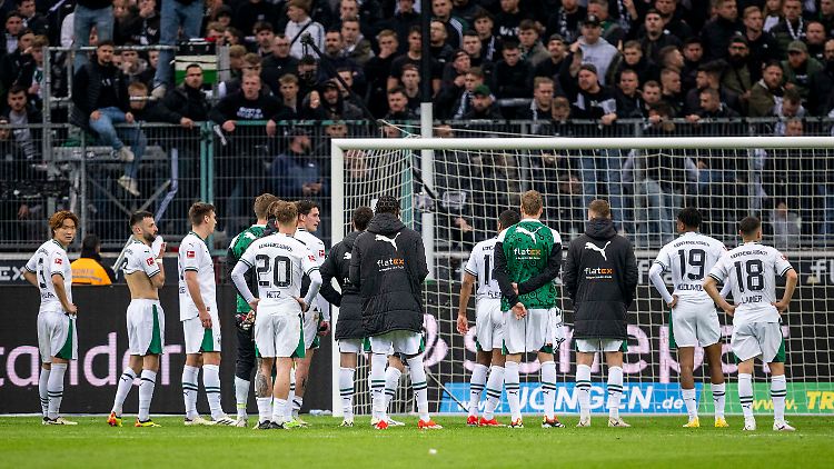 Die Fans in Mönchengladbach sind stinksauer und lassen die Spieler das spüren.
