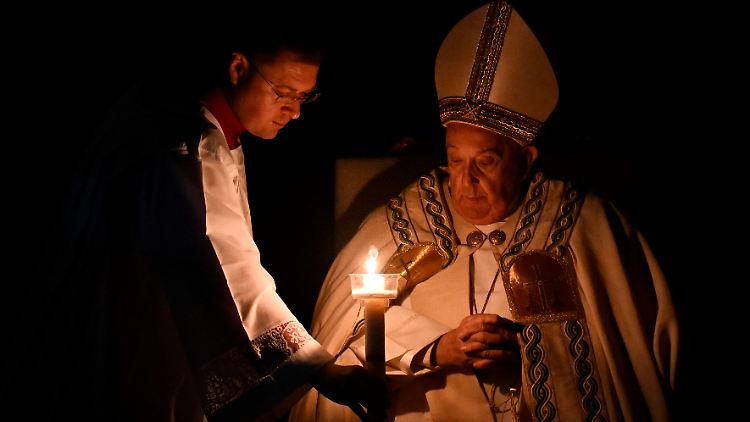An der Osterkerze wurden zum Ruf "Lumen Christi" die Kerzen der Priester und Gläubigen entzündet.