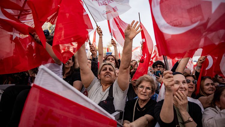 Anhängerinnen von Ekrem Imamoglu hoffen auf eine weitere Amtszeit des 53-Jährigen als Bürgermeister von Istanbul. 