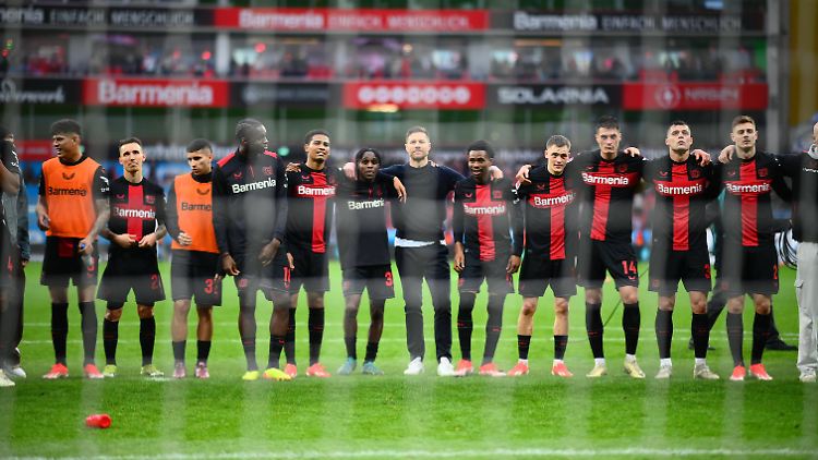 Xabi Alonso stürmt mit Bayer dem Meistertitel entgegen. Und Leverkusen darf sich zusätzlich freuen, dass der Spanier auch im nächsten Jahr als Trainer in Leverkusen bleibt.