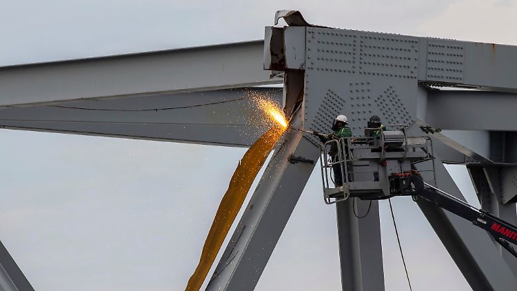 Tausende Tonnen verdrehten Stahls müssen abgebaut werden. 