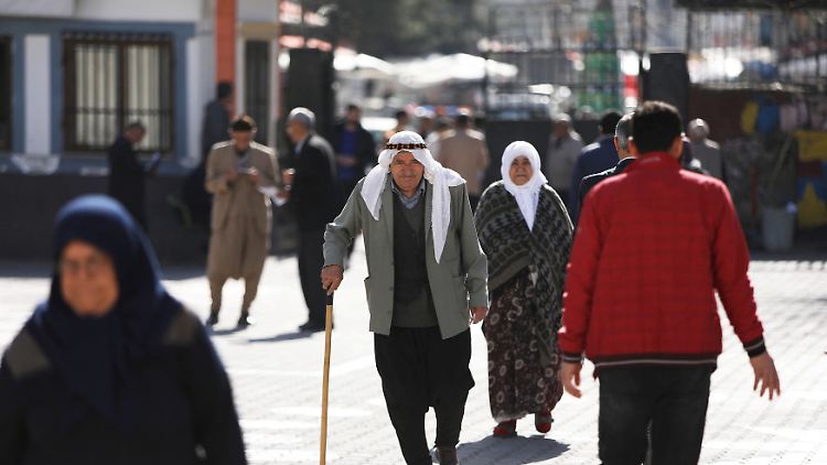 Menschen treffen während der Kommunalwahlen in Diyarbakir in einem Wahllokal ein.