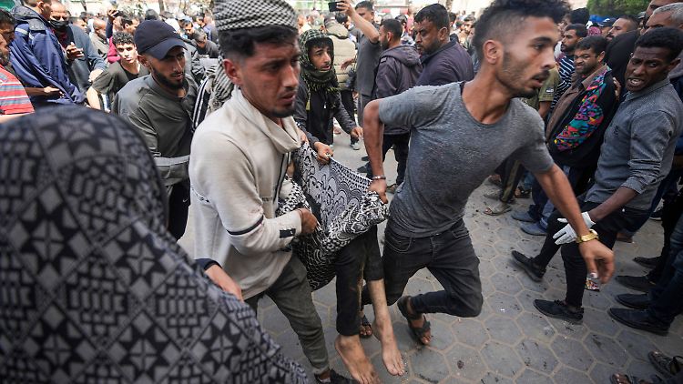 Palästinenser tragen einen Verwundeten nach einem israelischen Luftangriff in der Nähe des Al-Aksa-Krankenhauses.