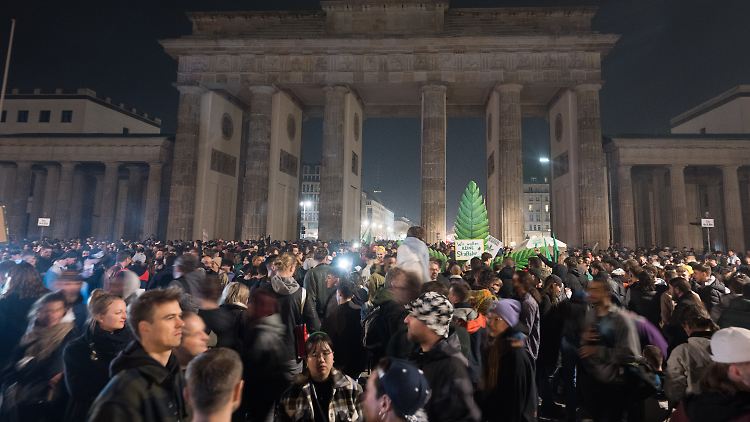 Am Brandenburger Tor in Berlin wird das neue Gesetz mit einem "Smoke In" gefeiert.