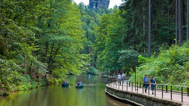 Der Amselsee im Amselgrund in Rathen ist ein beliebter Ausflugsort.