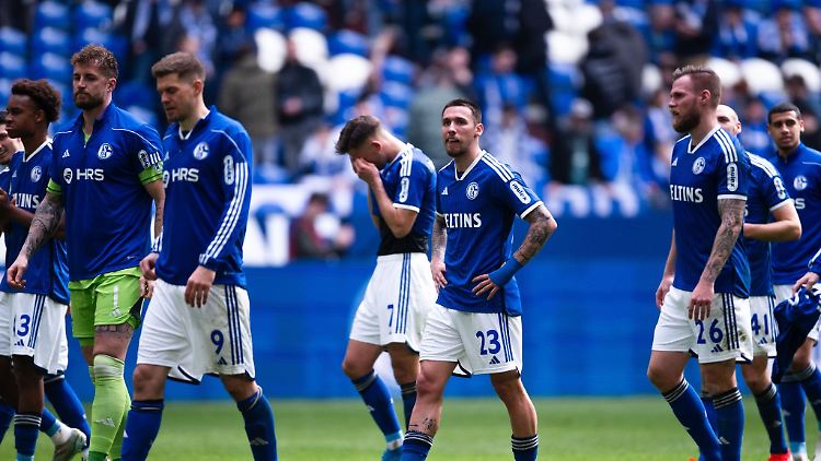 Die Schalker Spieler hadern mit dem Punkt gegen Karlsruhe.