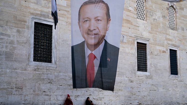 Ein türkischer Politikwissenschaftler bezeichnet den Ausgang der Wahl als Erdoğans "schwerste Wahlniederlage".