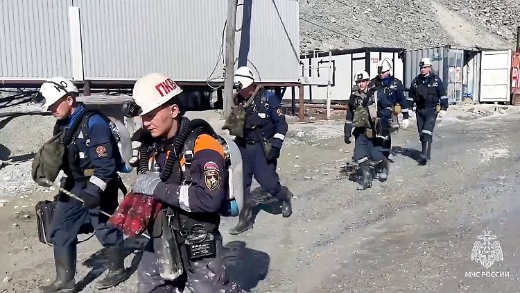 Die Helfer bohrten zuletzt einen 70 Meter langen Tunnel, um an die Verschütteten zu gelangen - jedoch ohne Erfolg.