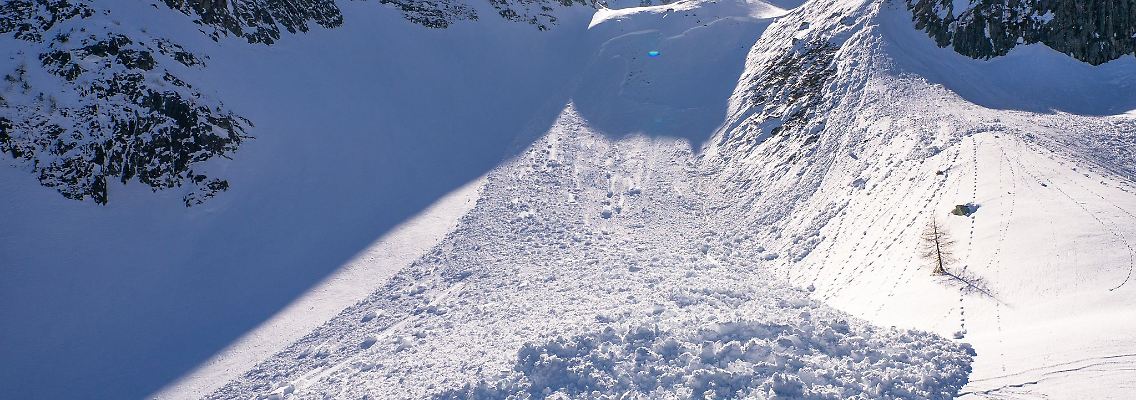 Spontane Lawinen in der Höhe können in mittleren Lagen auch nassen Altschnee mitreißen (Symbolbild).