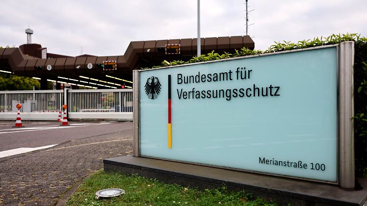 Zu den Aufgaben des Verfassungsschutzes gehört laut Haldenwang auch das "Aufklären der Öffentlichkeit über extremistische Bestrebungen und Gefahren für die Demokratie". 