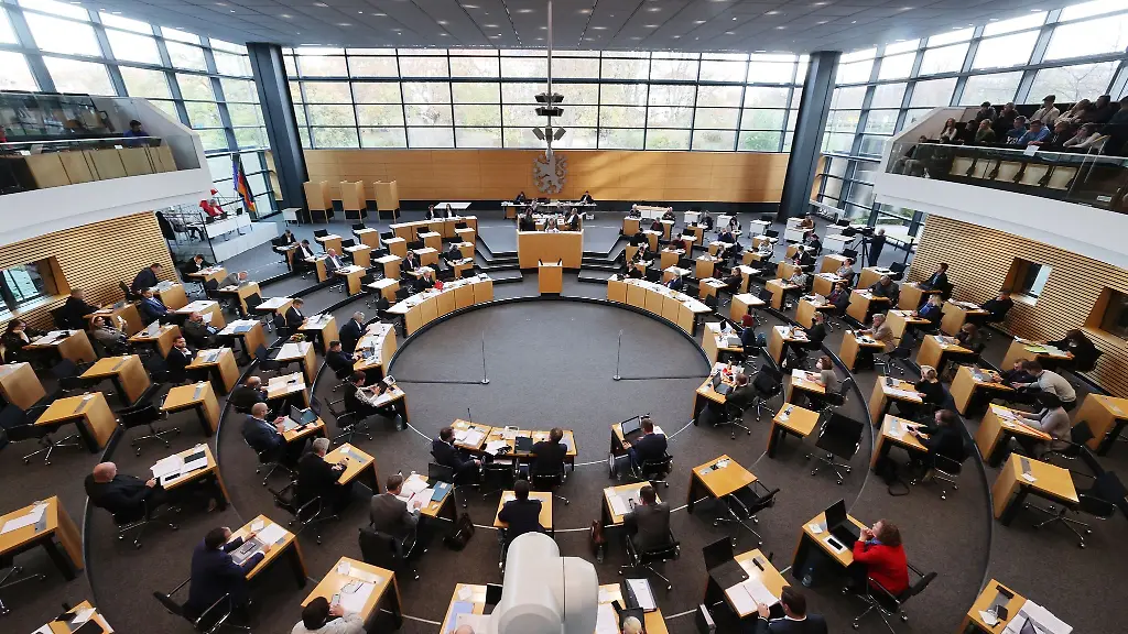Abgeordnete-sitzen-im-Plenarsaal-bei-einer-Sitzung-des-Thueringer-Landtags