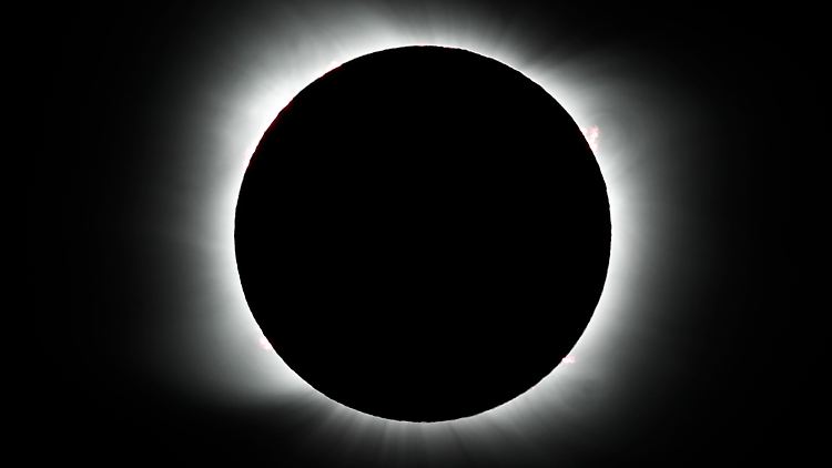 Der Mond verdeckt die Sonne während einer totalen Sonnenfinsternis.