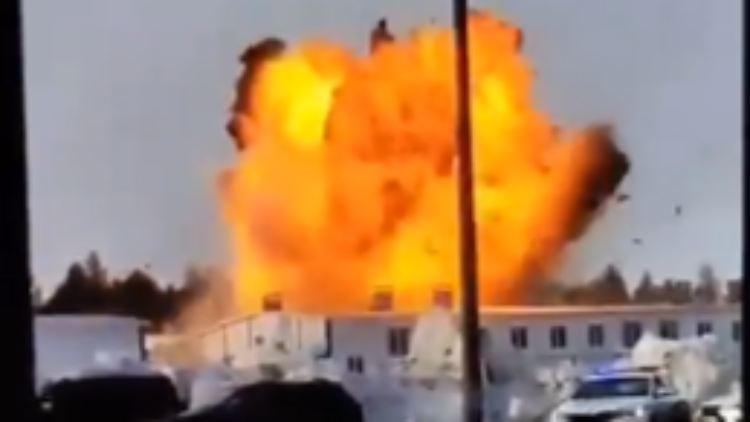 Dieser Screenshot aus einem Video soll den Einschlag einer ukrainischen Drohne in eine Drohnenfabrik in der Region Tatarstan zeigen. 