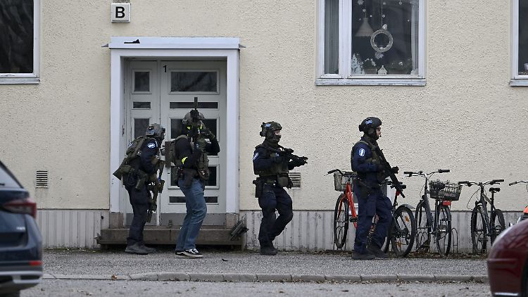 Bei dem Großeinsatz sperrten die schwer bewaffneten Einsatzkräfte die Schule ab. Anwohner wurden angehalten, sich von dem Gebiet fernzuhalten. 
