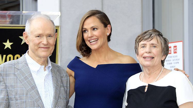 Jennifer Garner mit ihren Eltern bei einem öffentlichen Termin im Jahr 2018.