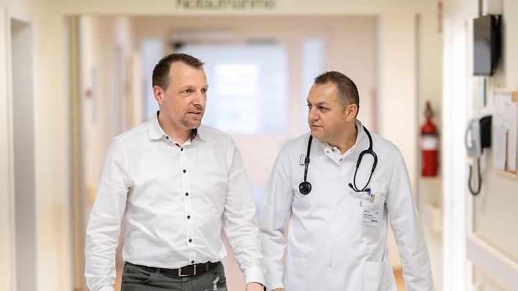 Goran Jordanoski (r.) ist Oberarzt der Klinik für Innere Medizin und Ärztlicher Leiter der Zentralen Notaufnahme im KMG Klinikum.