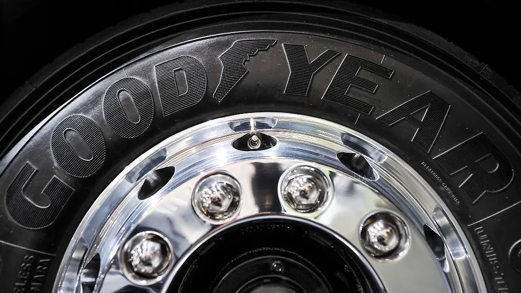 Der-Schriftzug-Goodyear-steht-auf-einem-Lkw-Reifen