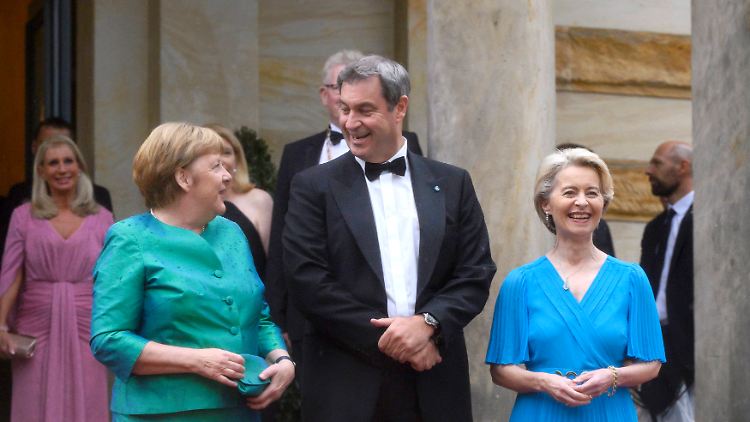 "Mutti" und "Girl Boss" mit Markus - einem eventuell "apokalyptischen Mann" - auf dem Grünen Hügel.  