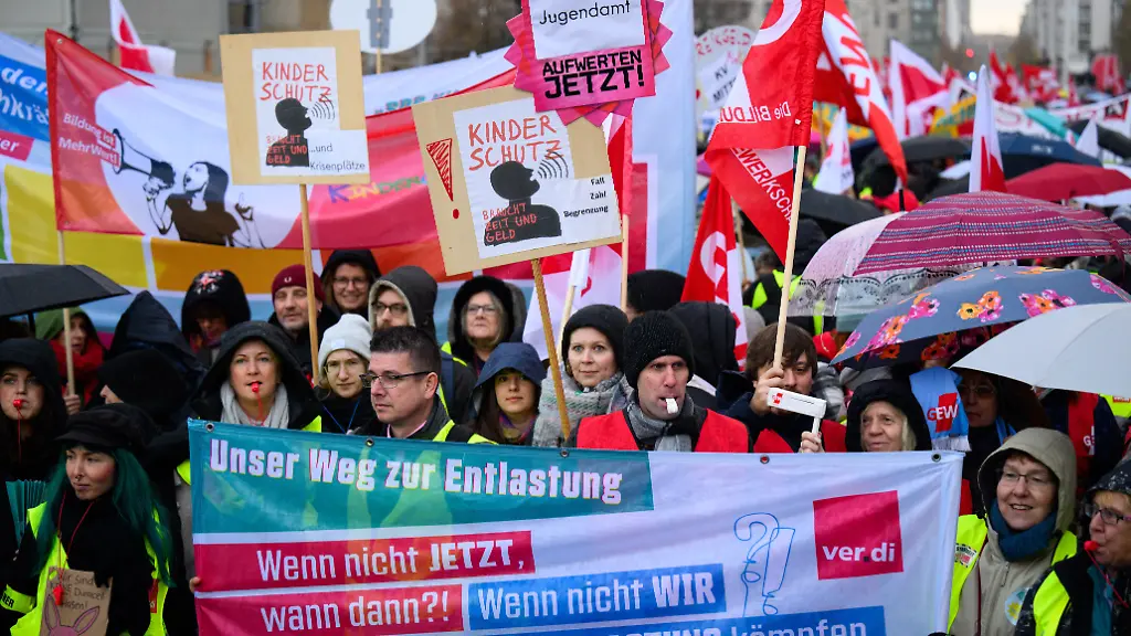 Gewerkschaftler-und-Beschaeftigte-im-Sozial-und-Erziehungsdienst-streiken-vor-dem-Berliner-Abgeordnetenhaus
