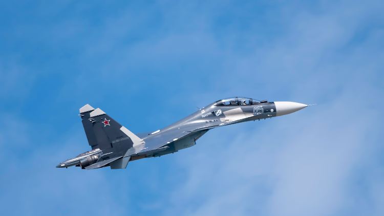 Immer wieder verliert Moskau auch wertvolle Kampfjets durch ukrainische Angriffe. 