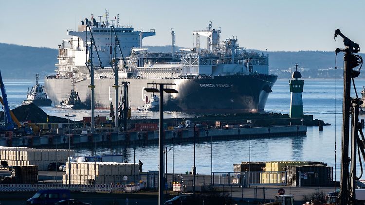 Das LNG-Spezialschiff "Energos Power" liegt vor dem Hafen Mukran.