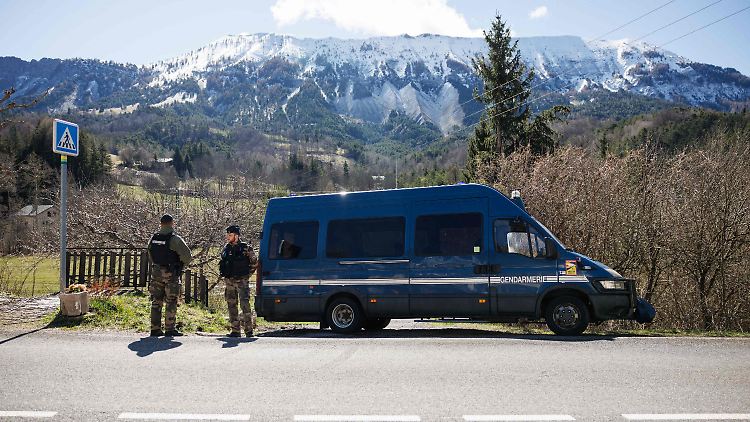 Französische Gendarmen sichern das kleine Dorf Le Haut-Vernet in den französischen Südalpen. Die Suche nach Spuren geht auch drei Tage nach dem Fund der Knochen weiter.