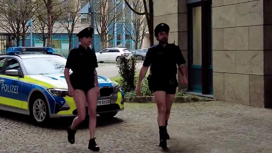 HosenlosePolizei.JPG