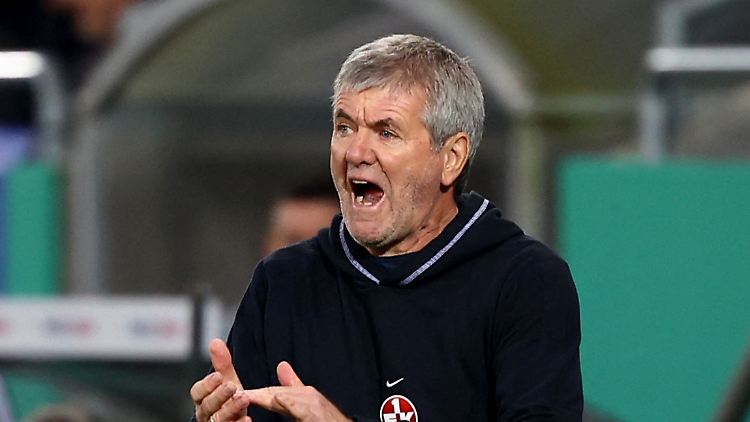 Friedhelm Funkel freut sich, dass sein Matchplan voll aufgegangen ist.