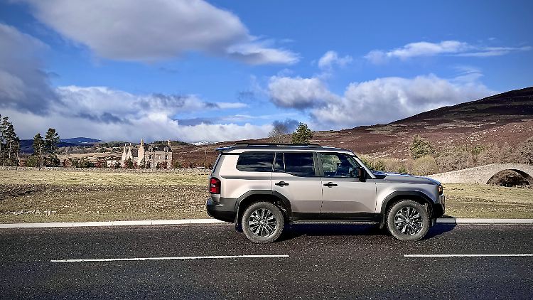 Der solide aussehende Toyota Land Cruiser "250" ist stattliche 4,92 Meter lang und wirkt ziemlich erwachsen.
