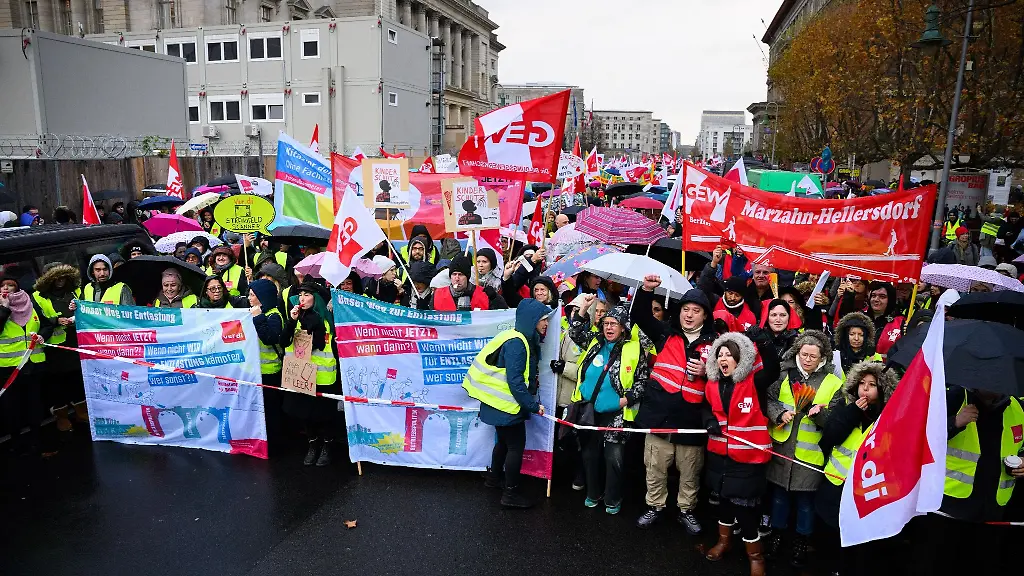 Gewerkschafter-und-Beschaeftigte-im-Sozial-und-Erziehungsdienst-demonstrieren-vor-dem-Berliner-Abgeordnetenhaus