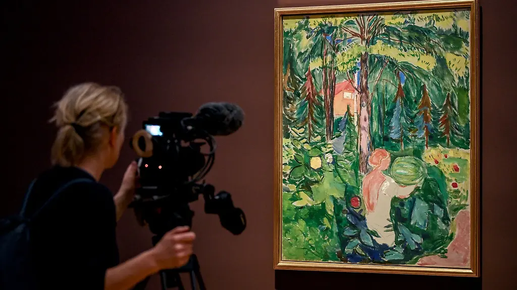 Eine-junge-Frau-filmt-das-Gemaelde-Frau-mit-Kuerbis-des-Malers-Edvard-Munch