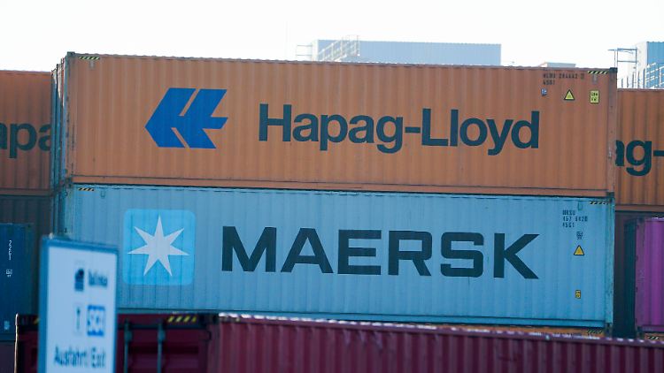 Die deutsche Hapag-Lloyd und die dänische Maersk wollen ab nächstem Jahr bei einem Teil ihrer Flotte zusammenarbeiten.