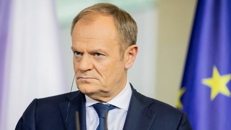 Nach dem Tod eines polnischen Helfers im Gazastreifen kritisiert Donald Tusk, Ministerpräsident von Polen, das Verhalten Israels. 