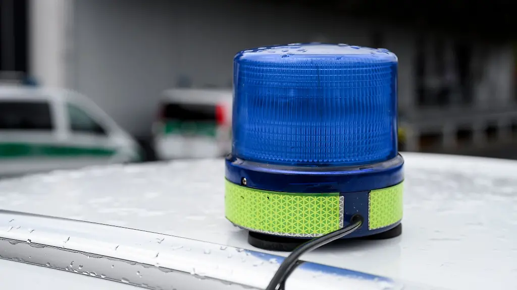 Ein-Blaulicht-auf-einem-Einsatzfahrzeug-der-Polizei