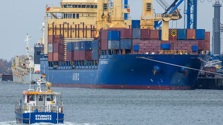 Die "Atlantic Navigator II“ liegt im Überseehafen Rostock Port.