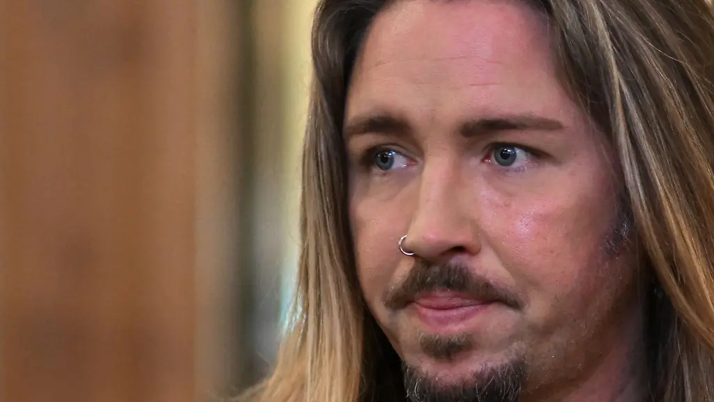 Der-deutsche-Rockmusiker-Gil-Ofarim-betritt-den-Saal-des-Landgerichts-in-Leipzig