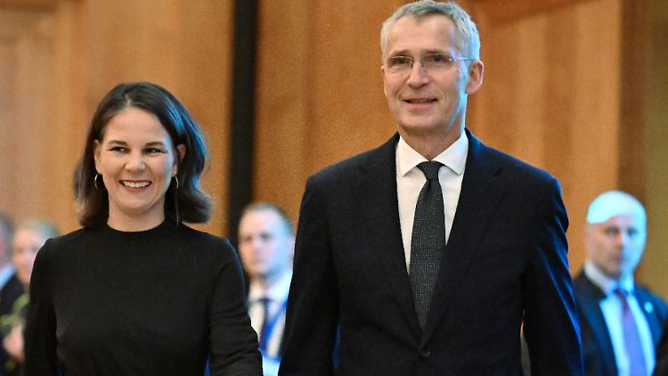 Außenministerin Baerbock und NATO-Generalsekretär Stoltenberg bei einem Treffen im Herbst 2023. 