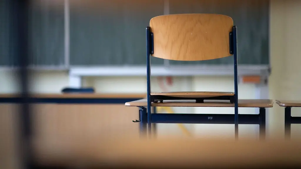 Ein-Stuhl-steht-in-einem-Klassenzimmer-auf-dem-Tisch