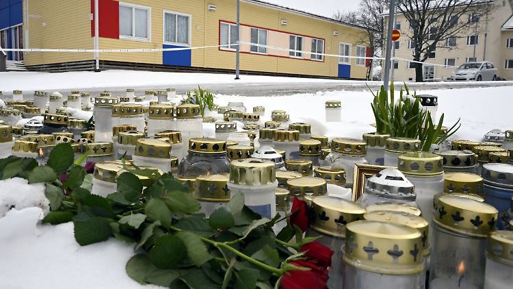 Viele Menschen drückten ihre Trauer aus, in der Schule in Vantaa fand bereits wieder Unterricht statt.