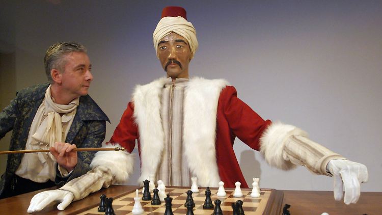 Der "Schachtürke" war ein angeblicher Schach-Automat, der im 18. Jahrhundert für Furore sorgte. In Wirklichkeit verbarg sich in der Maschine ein menschlicher Schachspieler. Amazon benannte seine Plattform "Mechanical Turk" nach der Konstruktion. 