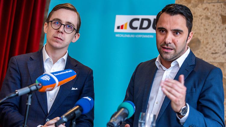 Während der Pressekonferenz mit Daniel Peters fiel Philipp Amthor (links) plötzlich um.