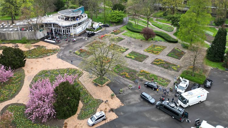 Über Stunden hinweg mussten RTL und ntv vom Parkplatz vor dem Gebäude senden. 