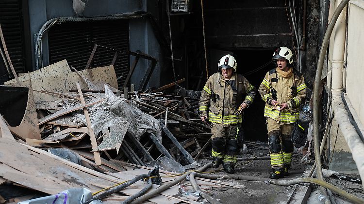 Unter Berufung auf Angaben der Feuerwehr schreiben regierungsnahe Zeitungen, dass das Feuer von Schweißfunken ausgelöst worden sein soll.