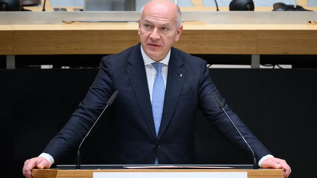 Kai-Wegner-CDU-Regierender-Buergermeister-von-Berlin-spricht-bei-der-Gedenkstunde