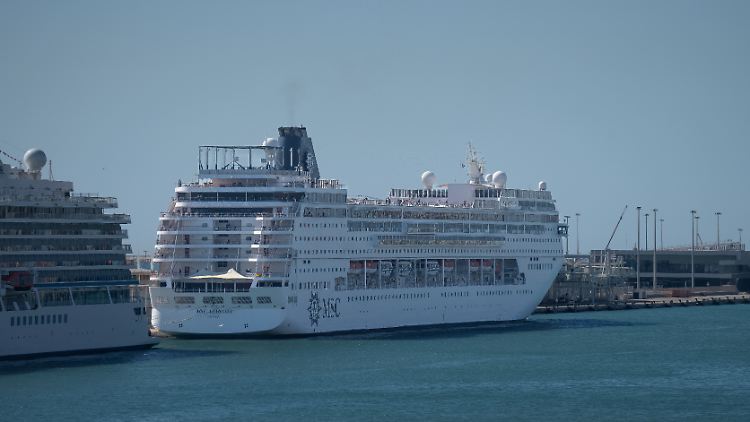 Das Kreuzfahrtschiff MSC Armonia liegt im Hafen von Barcelona. An Bord des Schiffs der Reederei MSC sind 69 Bolivianer, deren Schengen-Visa gefälscht seien.